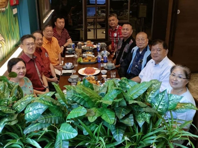 北市行政委员薛华东（左2）同拿督邓伦奇（右2）及古晋老巴刹民众联谊会部分理事交流；左4为会长甲必丹林传政等人。