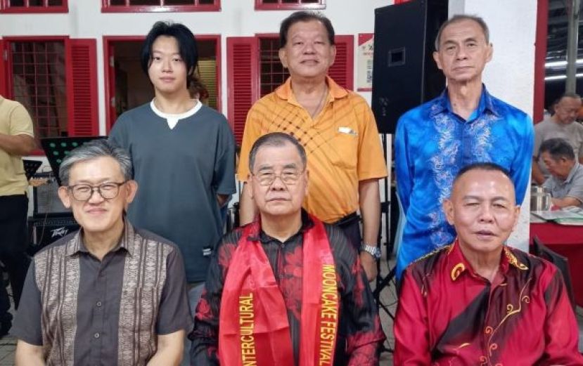 薛华东（前排左起）、砂云南善堂主席郑文新、甲必丹林传政；陈铭志医师（后排左起）、陈中兴医师及颜世明在交流后合影。
