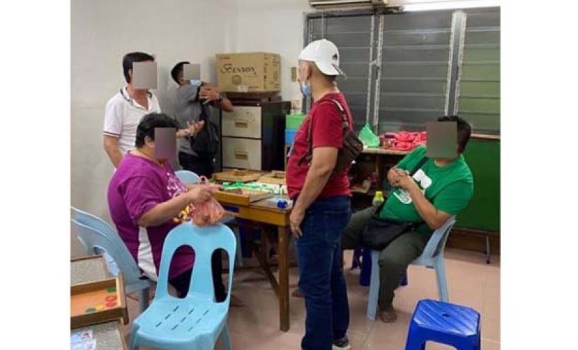 7名男女在住家打麻将，被警方上门逮捕。