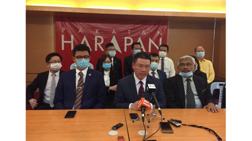 倪可敏(前排右二)在反对党议员陪同下召开新闻发布会。