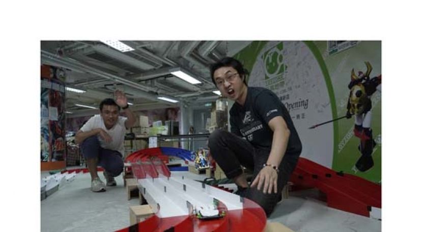 虽然阿蒙（右）因工作关系而减少玩四驱车，但当说起四驱车，他还是十分兴奋。