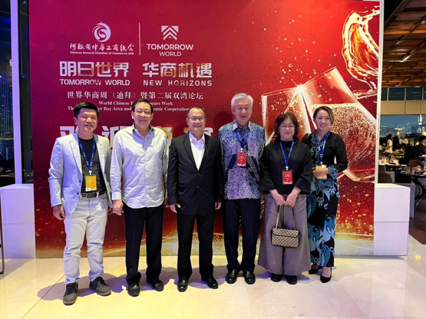 蔡冠深（左3）在欢迎晚宴上与中总代表相见欢，左起为刘世琦和祝友成，右起是林凯旋、吴志慧及卢成全。