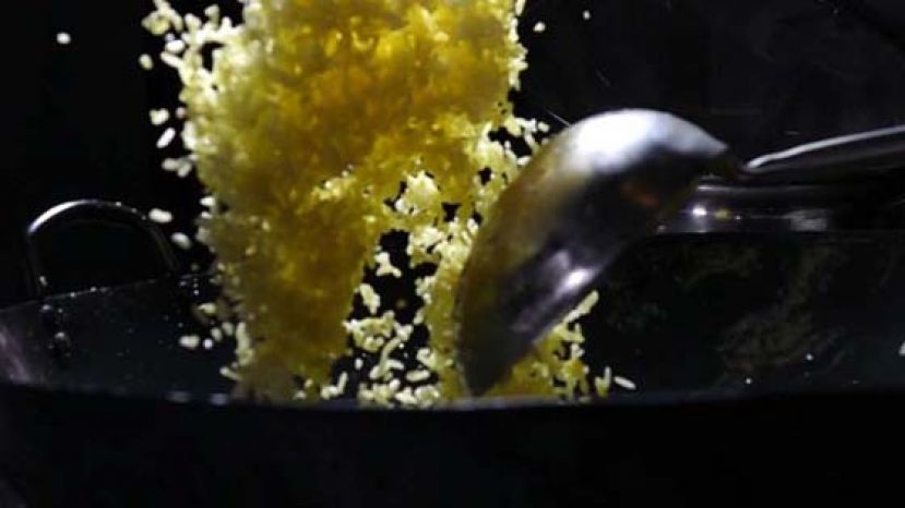 炒金包银不得过火，炒至饭粒表面形成蛋衣即成。