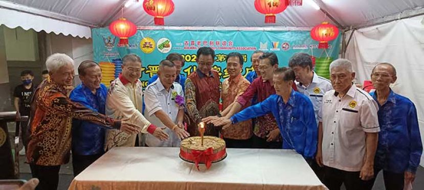 ●拿督斯里阿都卡林（中）与古晋文化缤纷庆中秋筹备会成员共切月饼。