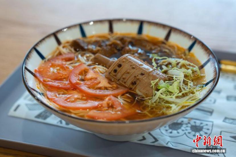 湖北省博物馆推出的编钟卤蛋牛肉面吸引游客尝鲜。