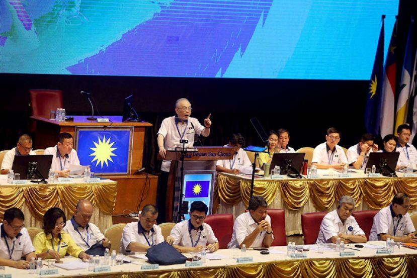 马华公会总会场拿督斯里魏家祥在大会上致词。