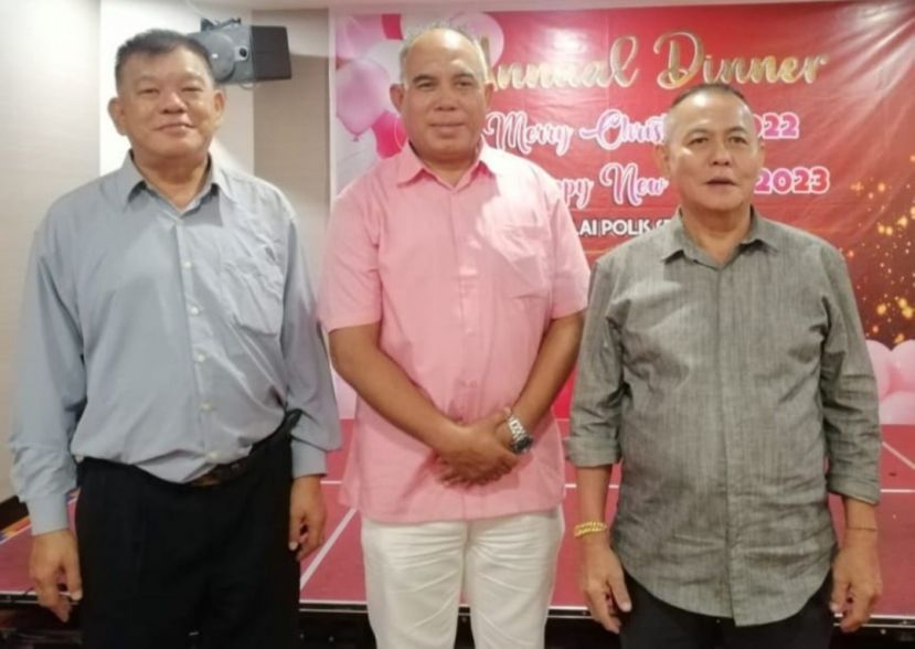 古晋中央警局局长哈芝阿曼宾阿邦（中）在联欢晚会中受来宾甲必丹林传政（右）及陈中兴（左）祝贺新年快乐。