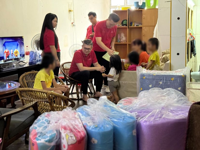 古晋市国会议员俞利文与其团队探访选区上一户饱受骨痛热症疫情折磨的贫困家庭，为他们送上物资援助。