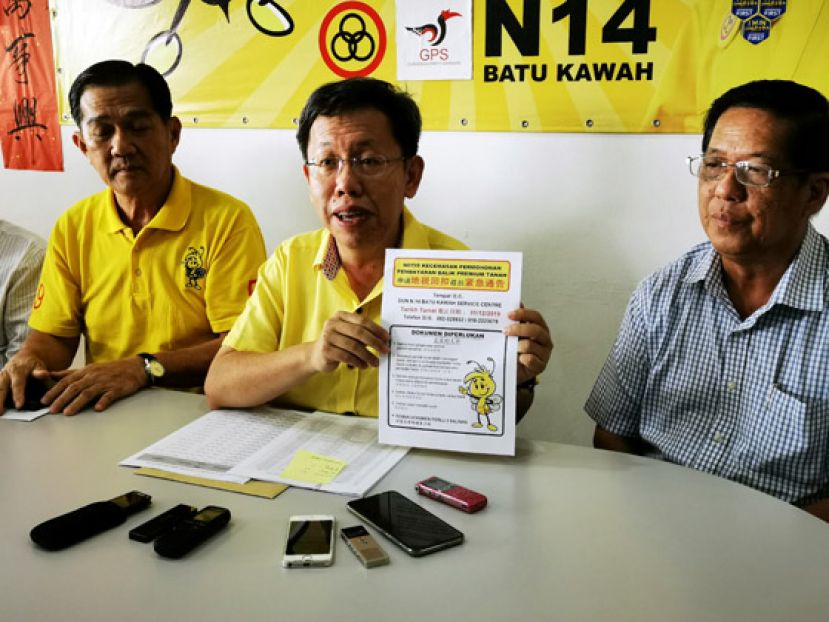 拿督斯里沈桂贤（中）在天猛公陈如飞(右)和林亚德(左)陪同下召开记者会。