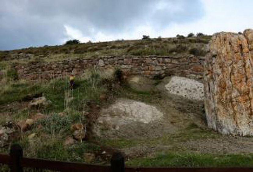 首批世界地质遗产名录公布　希腊石化森林及火山口入选