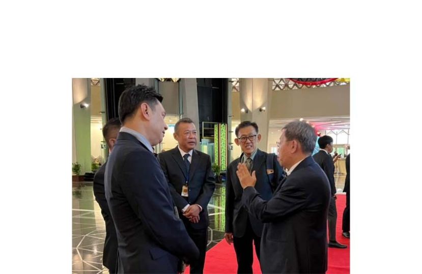 薛华东（右2起）率人联党本年度党庆筹委李金安、马可倧等人向党主席兼副总理沈桂贤（右）汇报筹办进展。