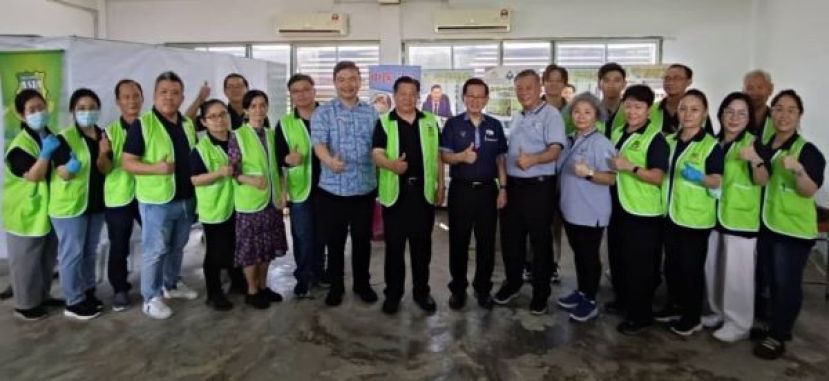 砂医总会长江宗兴（右8）率在美里培民中学义卖会义团队，与砂交通部部长拿督斯里李景胜（右7）及美里区国会议员赵俊文合影；右5起为筹委主席林欣蕾、培中董事长许为隆。