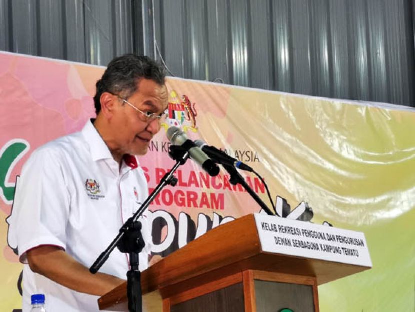 卫生部长拿督斯里祖基菲里在古晋实旦宾区为&ldquo;我的甘榜健康&rdquo;上致词。