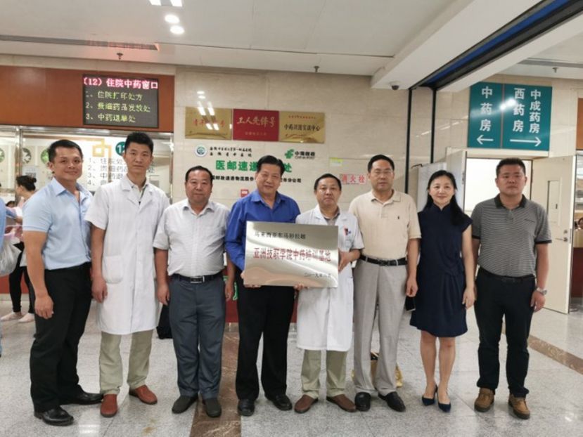江宗兴（左4）拜访安徽中医药大学第一附属药房負責人汤义（左5）等医药专家；右起为段志祥、昂文平、周亞东；左3起是高家荣、韓光磊及砂医总代表林德强。