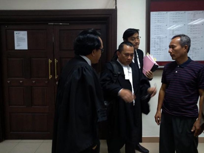 涉嫌非礼小学生，罪名不成立的前国小老师（右）和律师交谈时摄。  &nbsp;