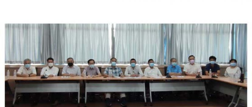 古晋中中校董会新闻发布会后合影，左起为监学何健赞、副主席沈楚鹏、副秘书何晋兴、副主席郑佑上、秘书长关伟华、主席拿督黄良杰、  副主席陈晋宗、监学翁岳春、副监学陈瑞光、助理秘书王振航及监学陈淑玲。