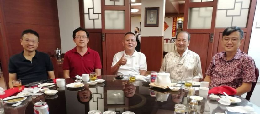 古晋老巴刹民众联谊会理事于周四（17日）晚，假一酒楼举行壬寅年新春聚餐，邀请南市两名市议员黄廉欢（左二）、杨严彬（右一）出席，共同庆祝；该会会长甲必丹林传政（中）也在聚餐上，恭贺黄廉欢市议员成为执业律师；左一为该会英文秘书蔡润銓及右二是中文秘书孙守生。