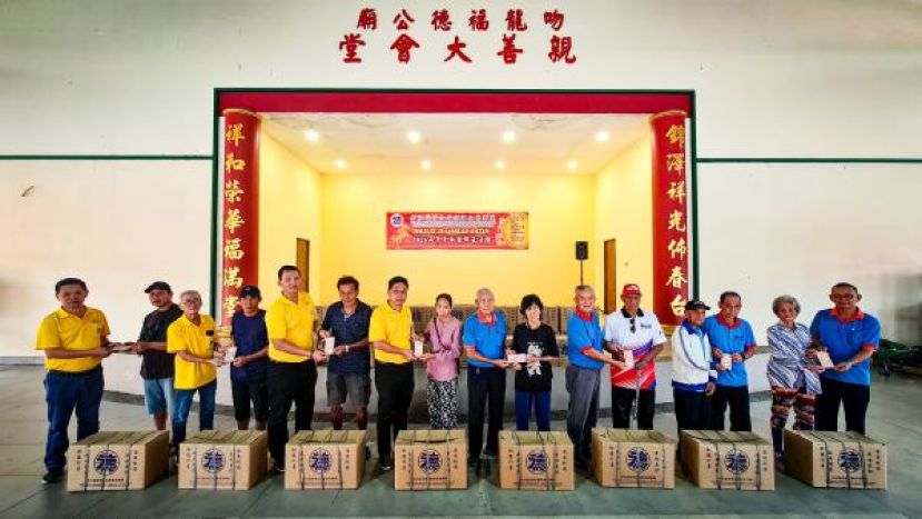 紫辉阁长蔡岷谷（左七）、筹委会主席蔡枚倧（左五），活动顾问兼吻龙福德天圣宫主席汪木传（右七）、吻龙福德天圣宫总理李伟城（右五）、杨六亿（右一）、杨孙輝（右三）、副阁长李勇录（左三）及总务彭囯良（左一）主持移交佈施礼盒及红包予受惠者。