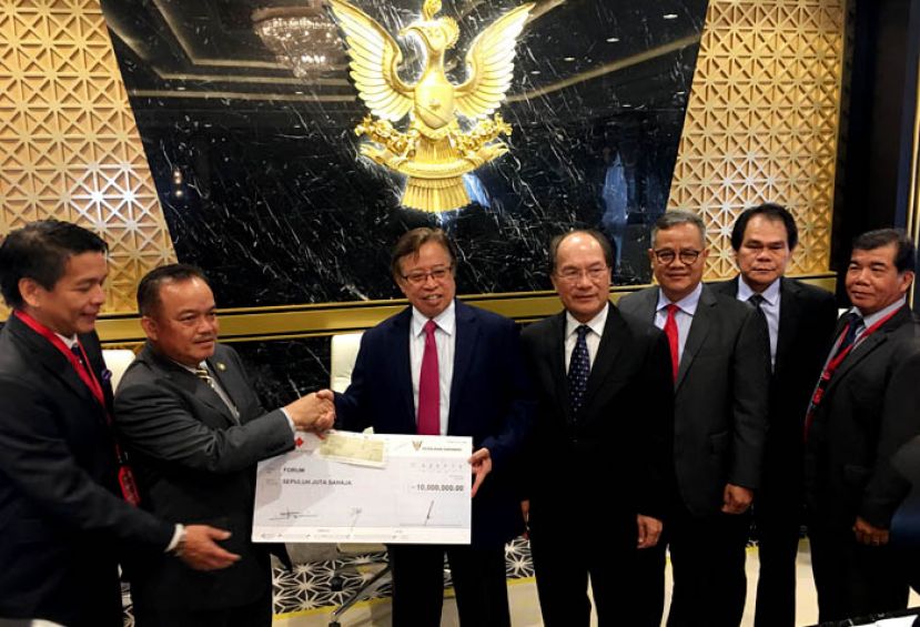 砂首长拿督巴丁宜阿邦佐哈里（左3）移交1000万拨款予砂内陆民族协会顾问拿督哲拉瓦。