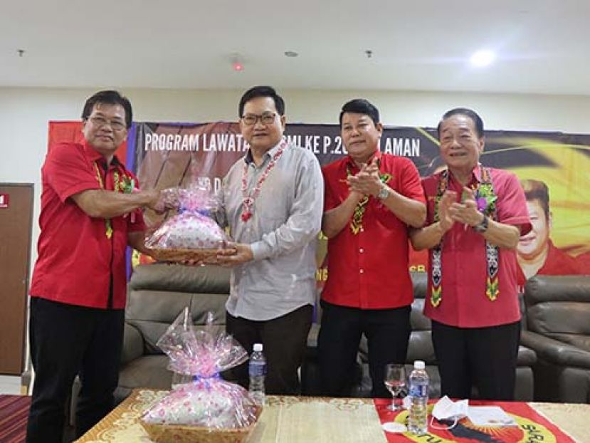 斯里阿曼国会选区准候选人威尔森恩德邦赠送纪念品于吴标生。