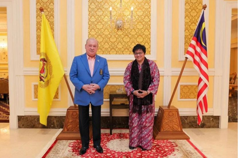 阿莎丽娜（右）觐见国家元首苏丹依布拉欣陛下。