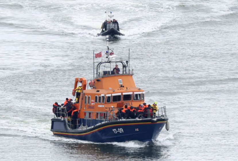 英格兰南部多佛海岸外，有1艘英国边境管理当局船只，载著20名身穿救生衣的移民。