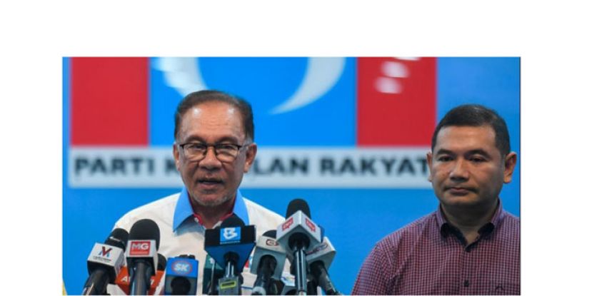 拿督斯里安华(左)向媒体发言时摄，右为拉菲兹。