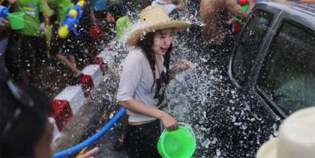 泰国拚观光，泼水节扩大举办收入估达百亿泰铢。