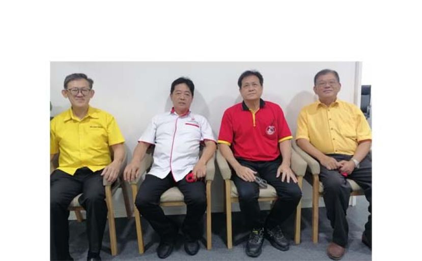 方文祥太平局绅（右2）与中医义诊筹委交流。左起为薛华东、许义华，右是筹委主席陈中兴。