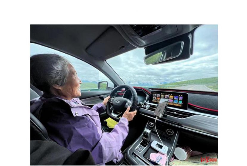 徐奶奶在自驾途中。