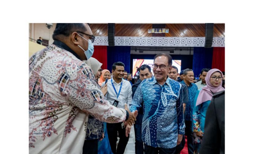 首相安华在森美兰出席教师表扬活动。