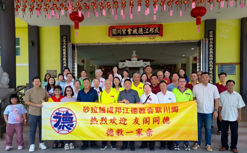 前排右起，张泉清，许源盛，温燕青，李清泉，徐永光(加拿大紫光阁阁长)    ，郭翼升，郑松山(新加坡紫松阁阁长)，郑日煌，黃鹛漣(妇女组任)，郑春玉，吳诗利(青年团长)。