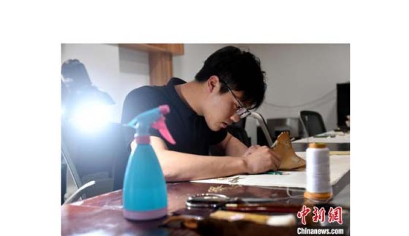 &ldquo;90后&rdquo;文物修复师瞿超正低头手工修复民国时期影印的古籍《春秋繁露》。