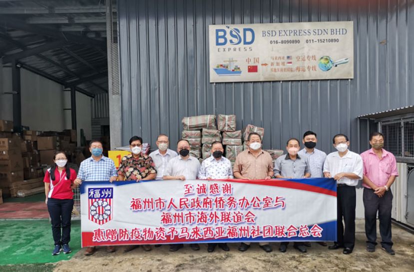 领取防疫物资后合影。左起分别为马福妇女组副主任刘亿、砂福副会长兼诗巫闽清公会主席刘恭福、诗巫福州公会主席兼马福福利组主任应天财、马福及砂福总秘书长刘锦虎、马福副会长兼砂福总会长甲必丹拿督刘思乐、世福执行会长兼马福总会长拿督斯里刘為强太平局绅、马福副会长本固鲁刘贤远、马福副秘书兼砂福副会长林唐锦、马福青年团秘书长黄耀明、诗巫福州公会秘书长刘宜福及马福理事刘仕庆。