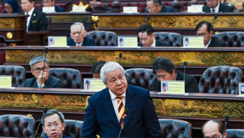 砂拉越副总理拿督阿玛阿旺登雅提呈2023年砂拉越监察员法案周一晚上7时15分左右三读通过。