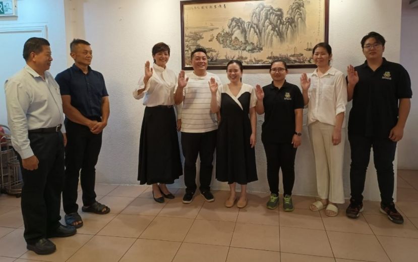 江宗兴。左起与顾问林德强共同为砂拔罐公会首届理事进行监誓仪式；左三起为主席梁儷嚴、副主席卓志盛、秘书黄如君、财政林可妮、副秘书 蒋丽丽 、总务温易发。
