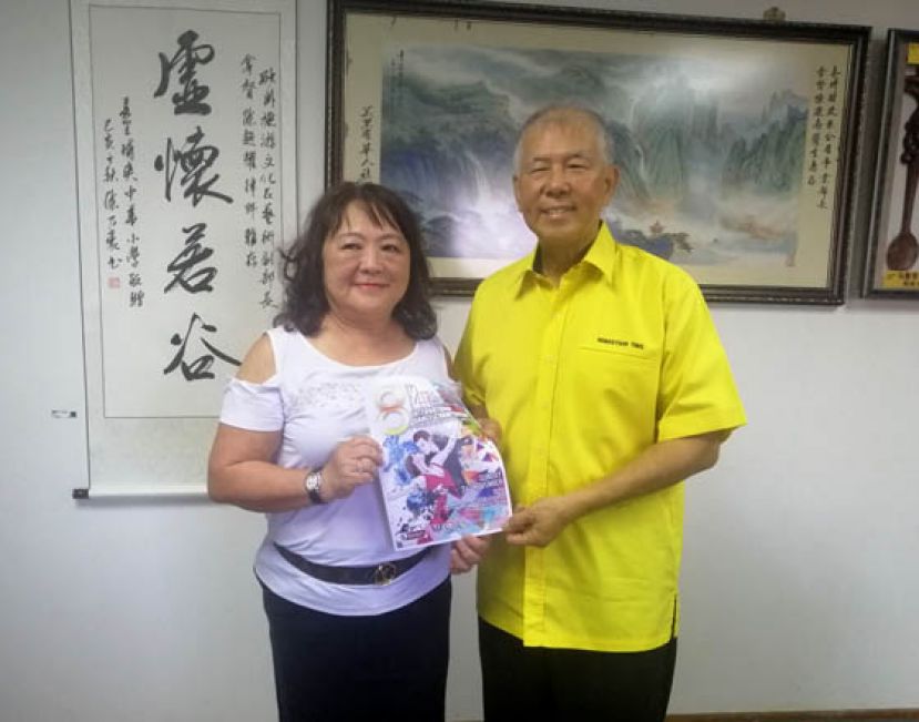  赖珍明(左)移交邀请函予拿督陈超耀助理部长。