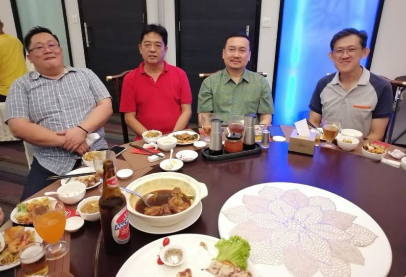毕打拿忠福宫设宴款待将调职荣升砂邦其他宗教事务单位局长立则隆（右2）；左起为副秘书张荣华、主席许义华；右一是该宫顾问薛华东。