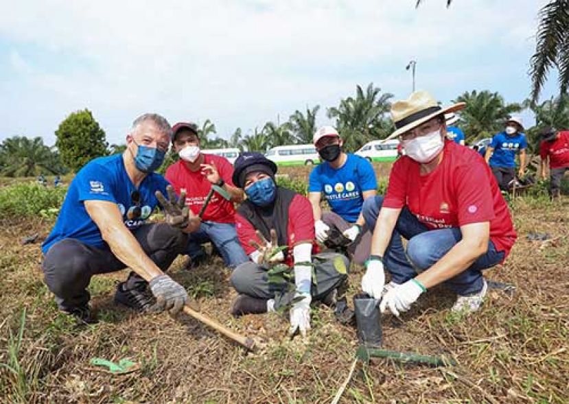 Yayasan Sime Darby 在苏密东园丘第一个植树点贡献了 3,000 棵树苗。