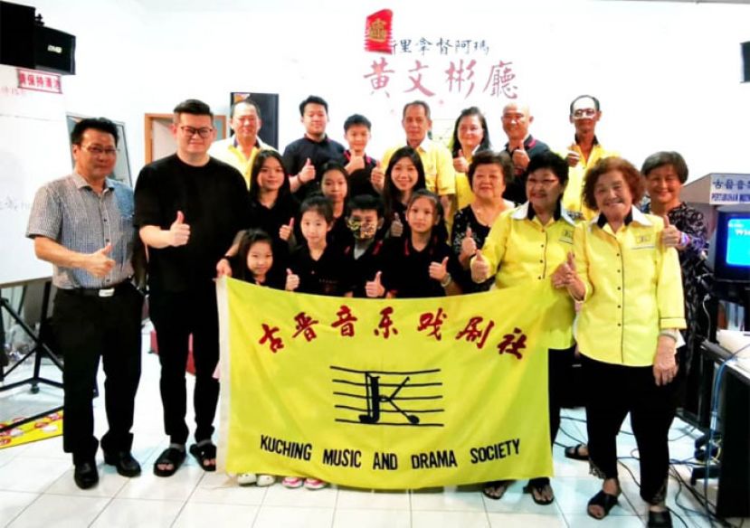 俞利文国会议员（左二）主持授旗礼时合影。该社主席叶玉翠（右二）接受该社旗帜。右一为秘书余悦凤，右二为副主席余依莲及名誉社长沈象文（左一）。