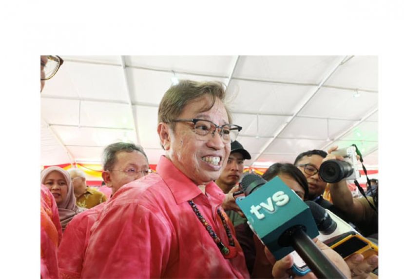 砂总理拿督巴丁宜丹斯里阿邦佐哈里接受媒体访问时摄。
