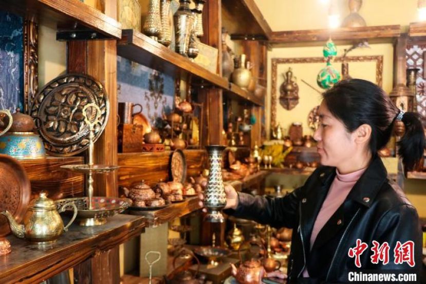走进新疆库车王府大门右侧的&ldquo;买买提手工铜器店&rdquo;，外观精美的铜壶、铜盏、铜盘、铜花瓶等用具饰品摆满整个店面。