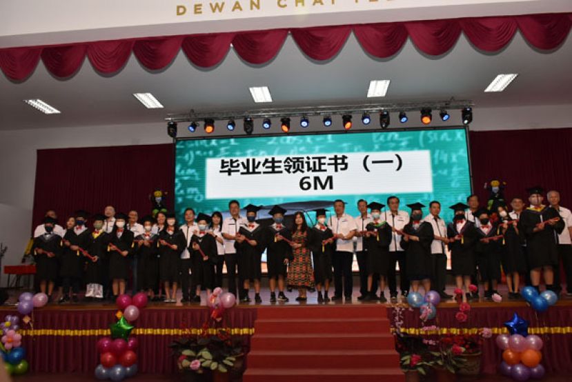 左起为唐才茗监学、 张慧娇视察 、郑国栋副秘书、陈家福监学 、郑姝萍视察 、周天龙副财政 、罗绍凤副财政 、田松茂秘书长、 张丽萍校长、 拿督蔡文铎主席、 张光福副主席、 郑文发副主席、 蓝里安副主席、 梁柏就副主席、 梁胜强查账 、林光钟副秘书颁发毕业文凭予学生。