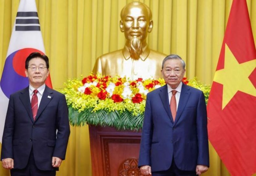 越南国家主席苏林（右）和韩国总统李在明（左）22日在河内总统府出席协议交换仪式。