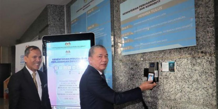 副首相兼种植及原产业部长拿督斯里法迪拉于早上8时30分先到原产业部打卡上任。