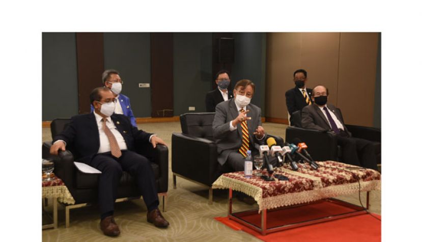 砂首长拿督巴丁宜阿邦佐哈里（中）向媒体发表谈话。