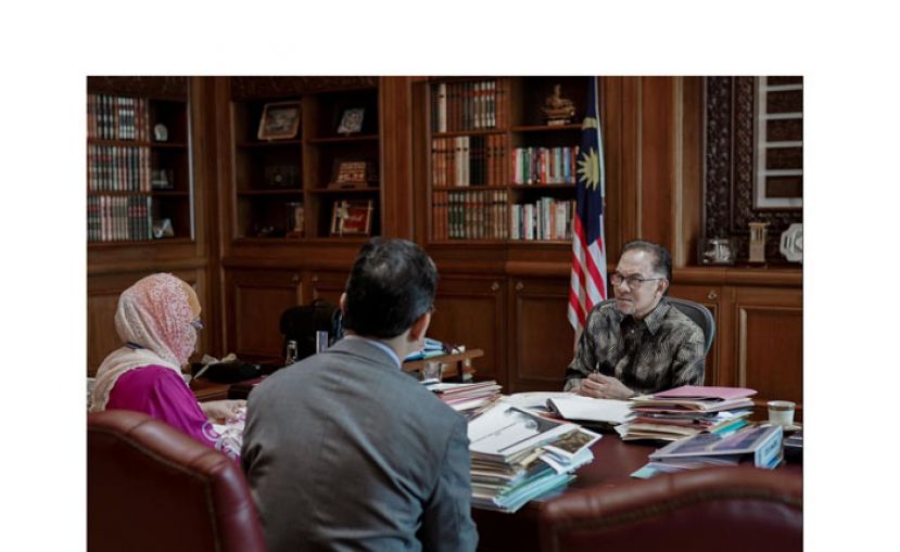 首相安华与财政部官员商讨2023年财案事宜。