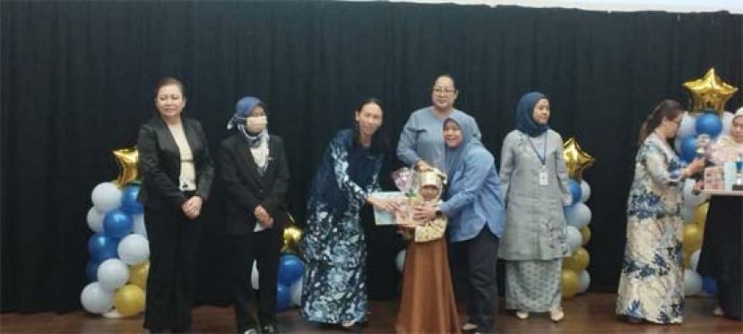 砂社会福利局人力资源组官员玛丽雅苏达娜（左三）颁发奖品予其中一名得奖幼儿是影。