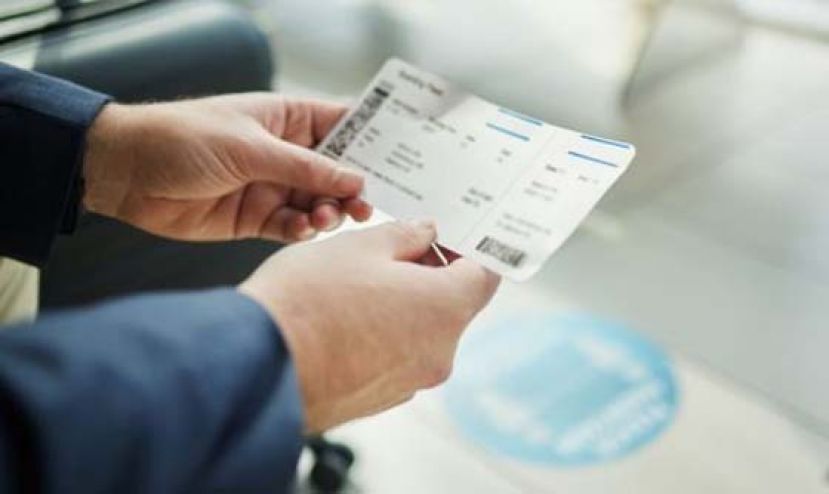 偷拍他人登机证混上飞机，返乡心切男子面临牢狱之灾。