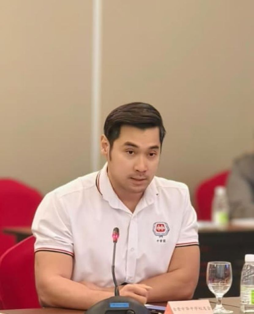 古晋中华中学校友会财政余养辉。